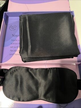 DIFF 
Black Rest-Up, Beautiful pillow case and sleep mask